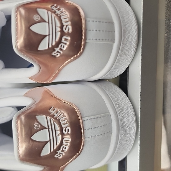 Brand new with out box primegreen Stan Smith Sneaker mens 6.5 white and gold - Picture 3 of 4